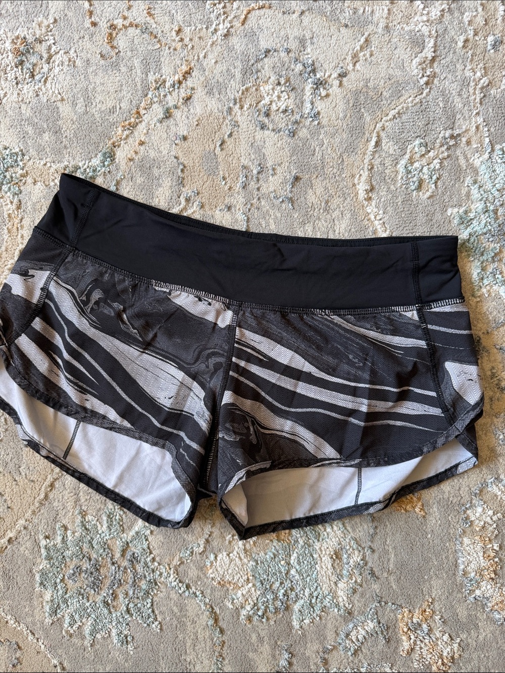 Lululemon speed up Lr 2.5” short
